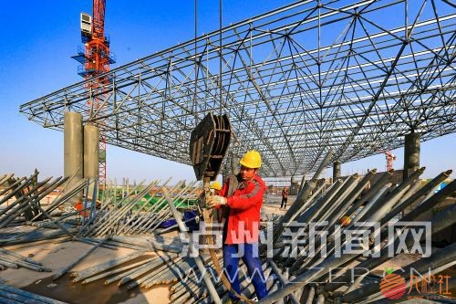泸州云龙机场航站楼 A区和 C区屋顶网架施工正在有序进行 。