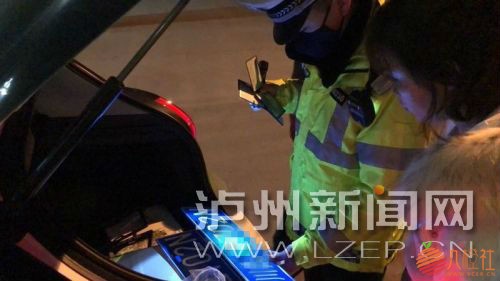 民警在车内发现未悬挂的车号牌