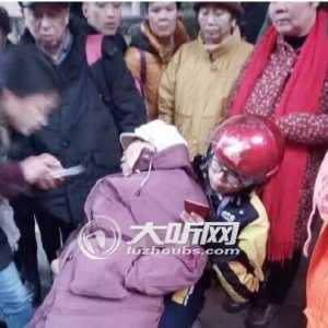 泸州这个“外卖姐”刷屏了 老人摔倒她用身体当椅子