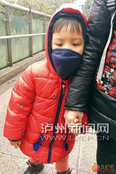 戴着口罩出行的小朋友