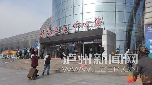 春运旅客前往泸州客运中心站