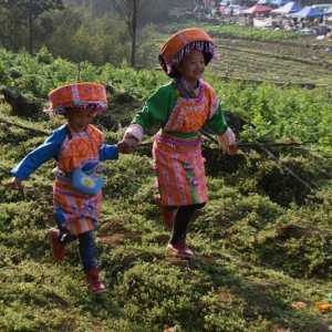 四川泸州苗族青年踩山探春庆元宵