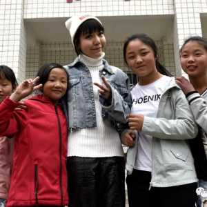 歌手吴莫愁来到泸州叙永山村参加支教