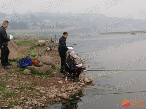 执法人员向垂钓者发放禁渔宣传资料