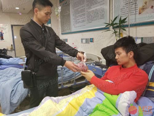 哥哥给病中的张艺凡带来一袋花生米