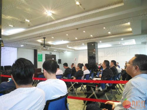 拍卖会现场，竞买人积极举牌应价