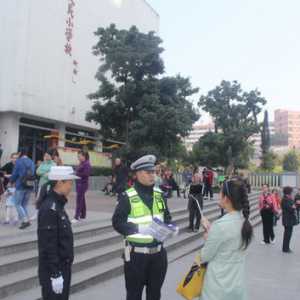 泸州交警进校园 上好交通安全“开学第一课”