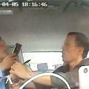 泸州男子持刀抢劫还拍视频 警方当场查获