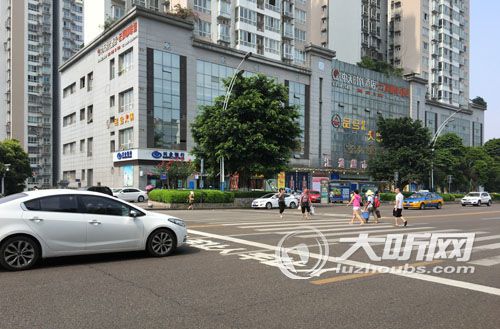 泸州：司机礼让行人后 行人却不敢走