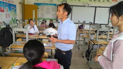 泸州家长放下打拼多年的生意 到女儿学校当班主任助理