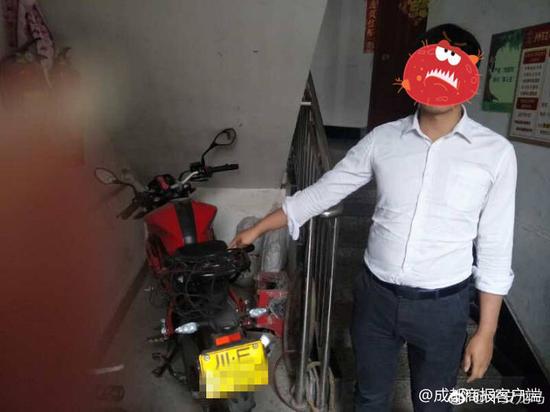 泸州小伙偷摩托被逮 怕挨打竟报警求警察把自己抓走