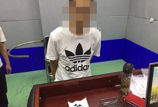 楼下进行毒品交易 泸州古蔺两毒贩被当街抓获