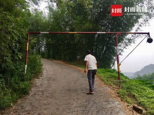 2.3米高的路障拦住救护车