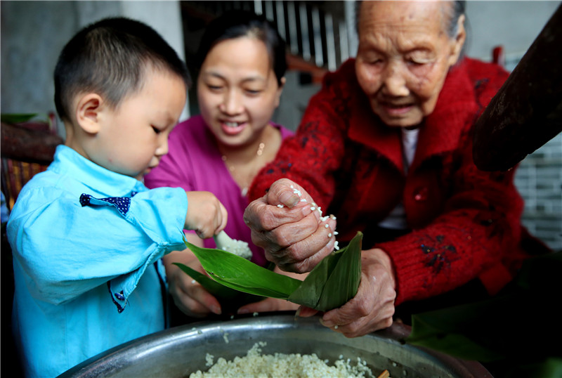 泸州纳溪百岁老人五世同堂 喜迎端午其乐融融