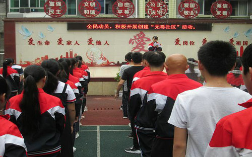 江阳区邻玉街道泸州石油中学开展禁毒宣传活动