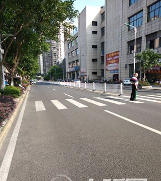 泸州这路段隔离栏屡遭人为拆除，已维修二三十次