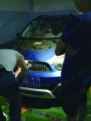 吓出冷汗 开出汽修店10分钟后 泸州一辆小车起火引擎盖被烧穿