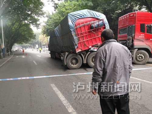 泸州:货车掉头差点侧翻成"拦路虎" 致连江路二段道路封闭
