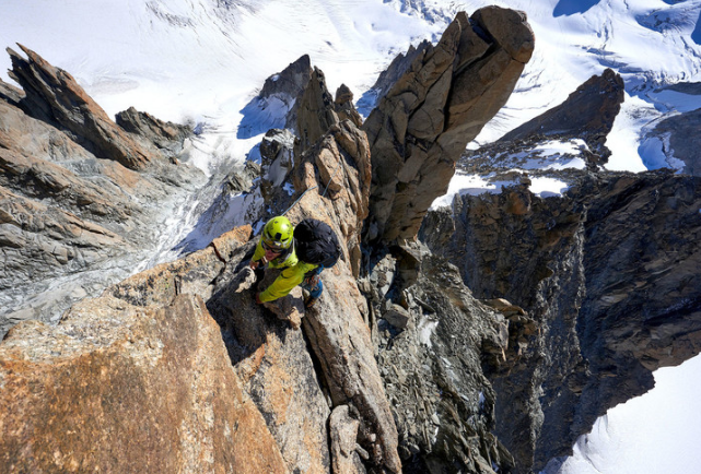 死亡挑战！胆肥牛人勃朗峰上挑战悬崖跳伞