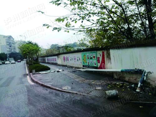 车辆撞上路灯 泸州学院中路这段道路一个月发生了好几起