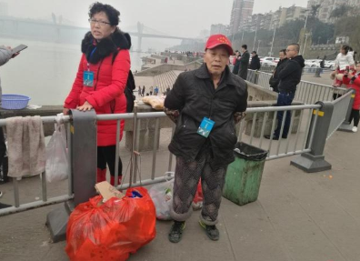 泸州拾荒老人常来捐“鸟粮”，爱鸟志愿者为他“捐”废纸