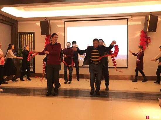 泸州一家人自办春晚10多年：有表演有颁奖 还有给长辈洗脚