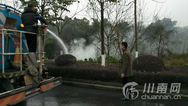 泸州：草丛突然起火 城管“客串”消防员