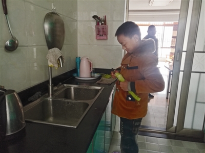 泸州11岁娃玩游戏刷爸爸信用卡1万多元，被惩罚做1年家务“还债”