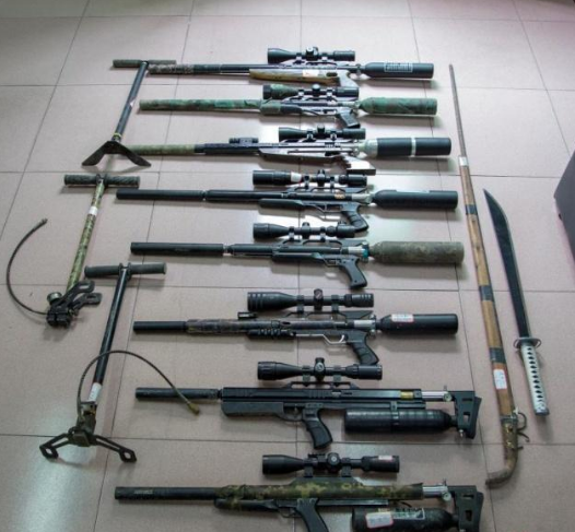 从上万张快递单中，泸州警方破获网络制贩枪支案，抓获26人