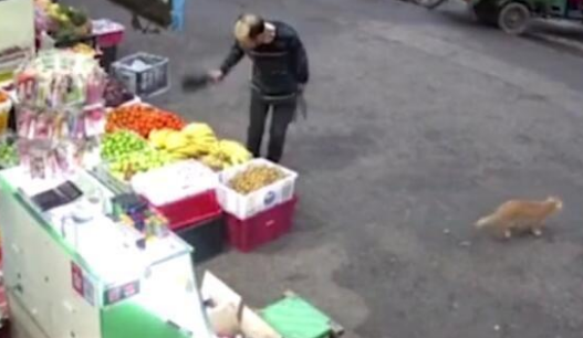 泸州一男子持刀砍伤四人，后被群众用扁担制服，网友：又是精神病