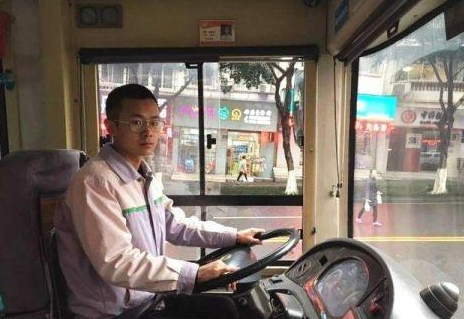 泸州一乘客突发疾病 公交驾驶员改变线路帮忙救助！