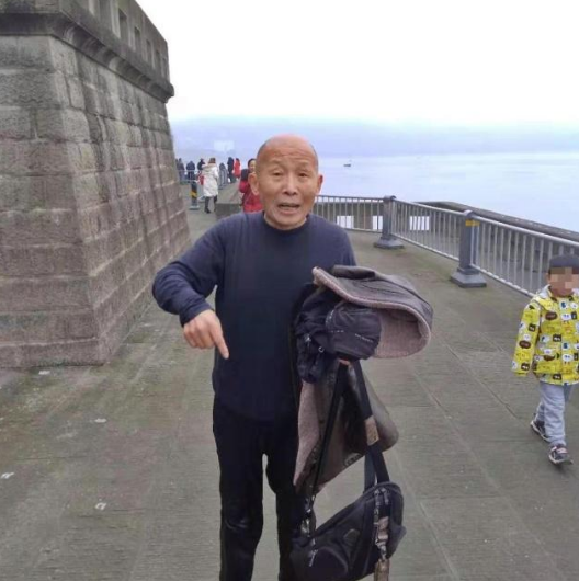 泸州首例：六旬老人漂亮托举同时救起两女子 志愿者接力救援