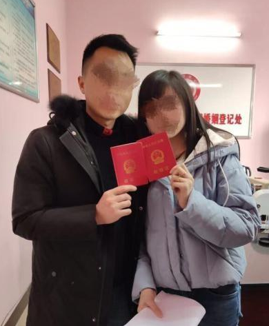 泸州小伙儿办理结婚登记 民警现场“证婚”