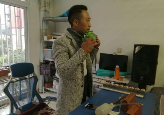 四川泸州农村小伙把砖头、雨伞做成笛子演奏，突然火了！