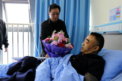 三次忍痛前行泸州五旬保安晕倒在安保路上与死神擦肩而过