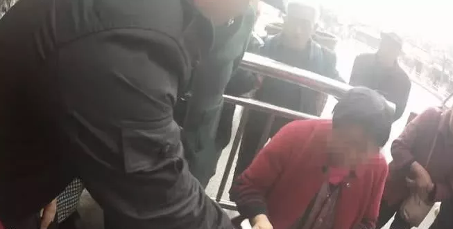 暖心！泸州老人卖草药收到百元假钞急哭 民警自掏腰包弥补