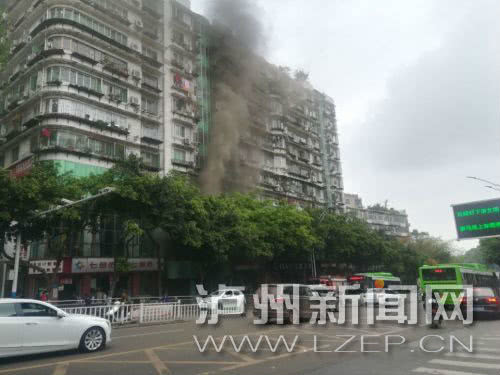 泸州江阳中路一临街店铺起火 消防员3分钟抵达现场