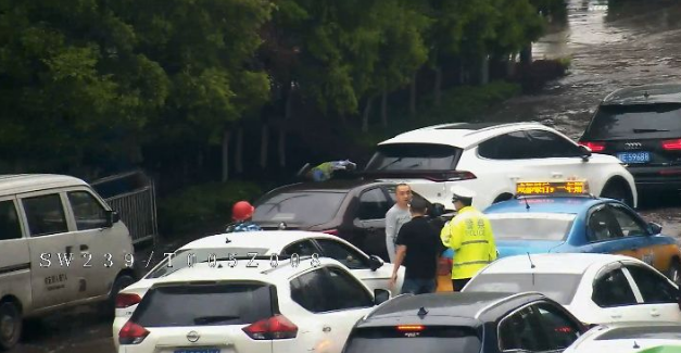 泸州交警徒手疏通排水口，网友称：他弯腰的样子真帅！