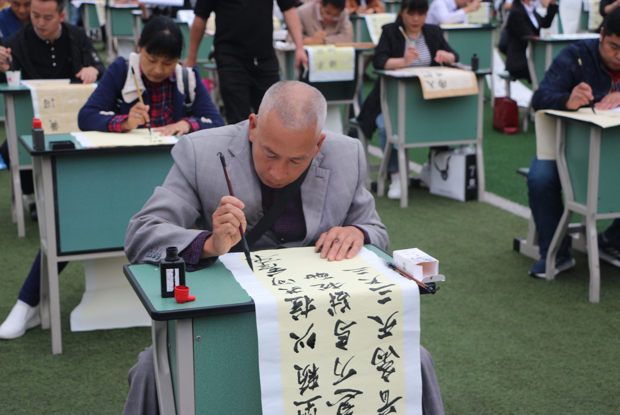 泸县梁才学校举行第十四届“小书法家杯”现场书法大赛