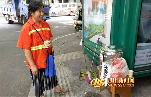 一杯爱心茶文明一座城！泸州六旬大妈摆免费茶水摊受点赞