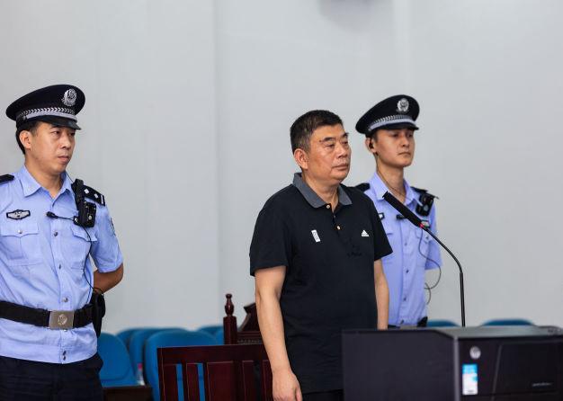 曾在泸州、内江任职 好赌好酒好收藏 “反贪虎将”钟长鸣的蜕变