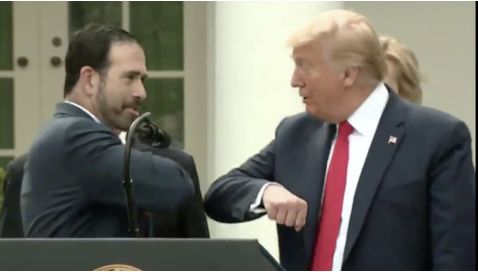 特朗普打招呼的方式变了……