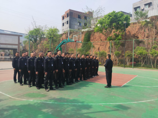 古蔺县综合行政执法局城监大队组织全体队员开展第一季度“强转树”军事队列训练