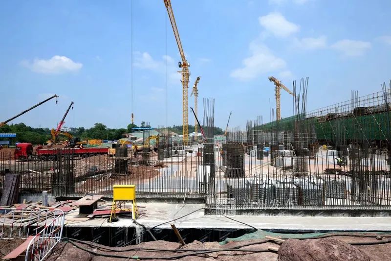 24小时三班倒丨泸州高铁站下月完成地下主体工程