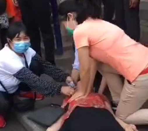 泸县医生街头跪地救人：不到最后一刻决不放弃