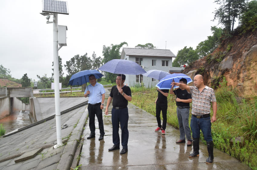 泸县人大常委会主任颜习林率队到天兴镇督导汛期安全工作和脱贫攻坚工作