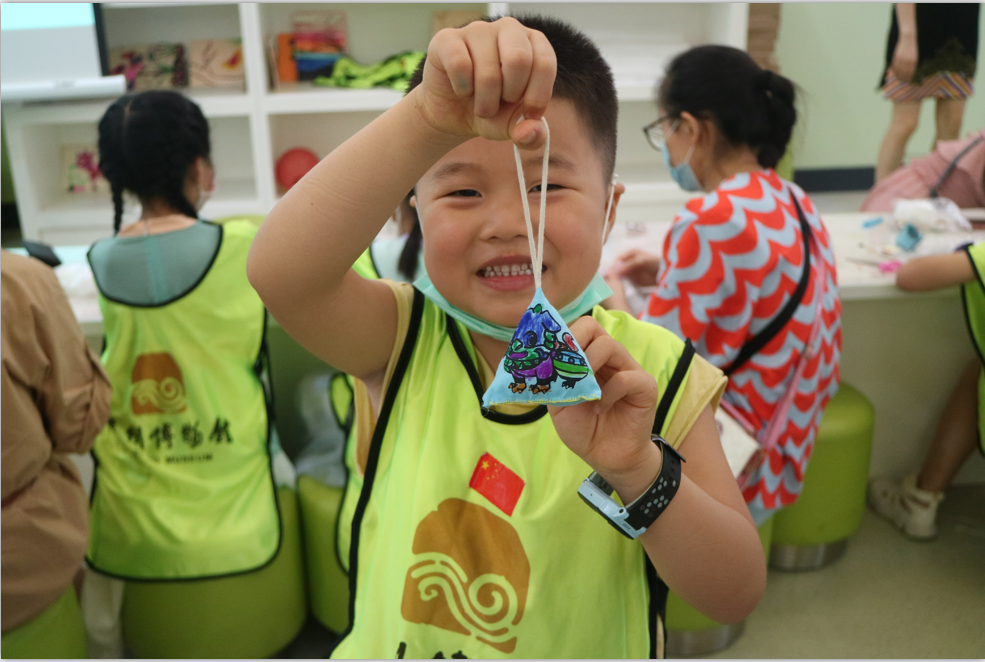 市博物馆举办“端午浴芳兰，沐香作佩囊”的亲子香包制作活动