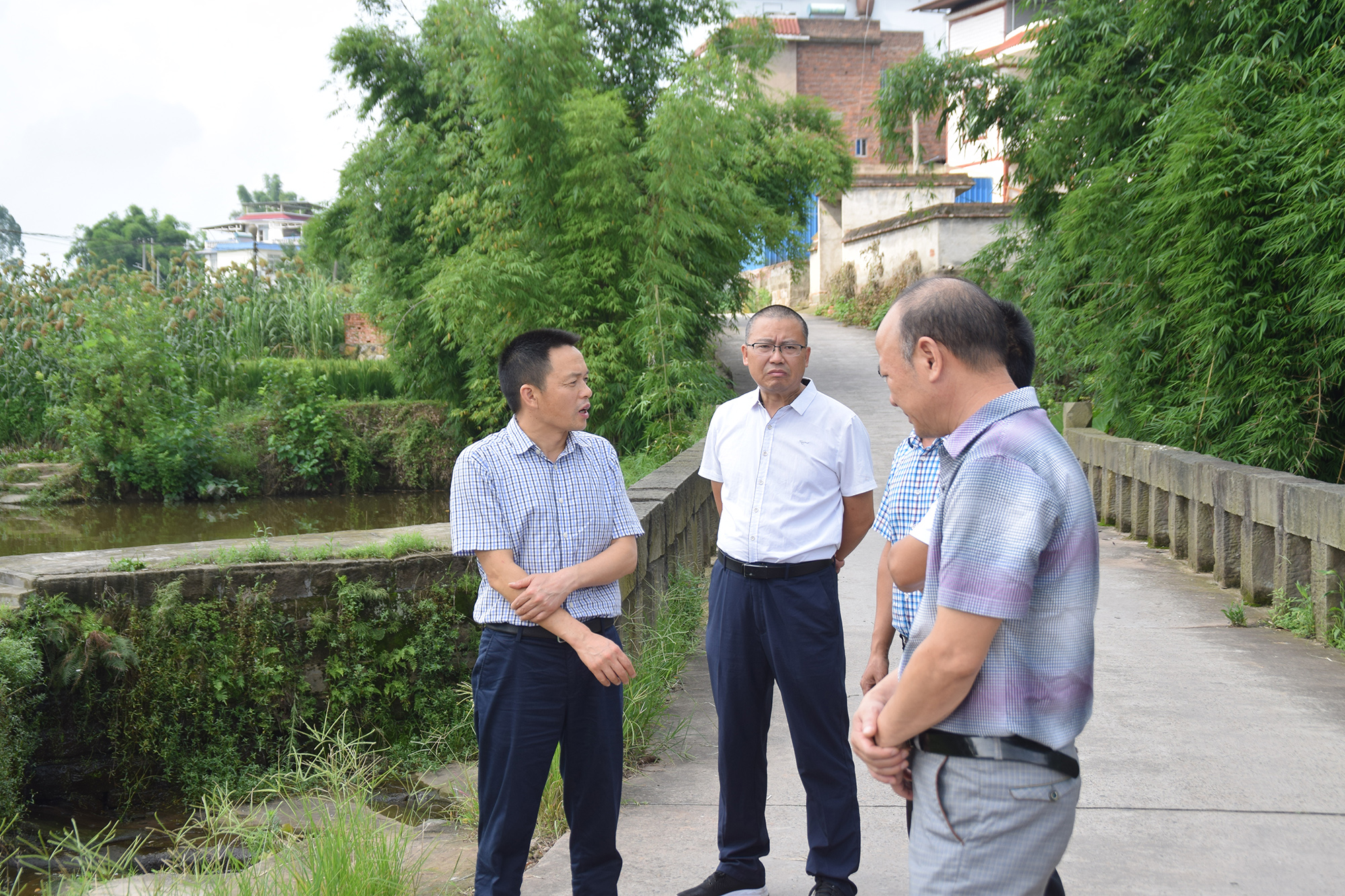 县委常委、统战部部长张福荣率队到天兴镇督导河长制和脱贫攻坚工作