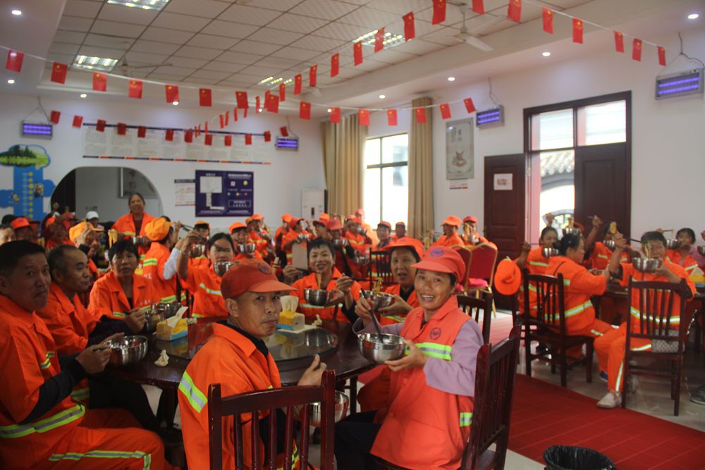 泸县环卫工人同吃“国庆面”共享“幸福面”