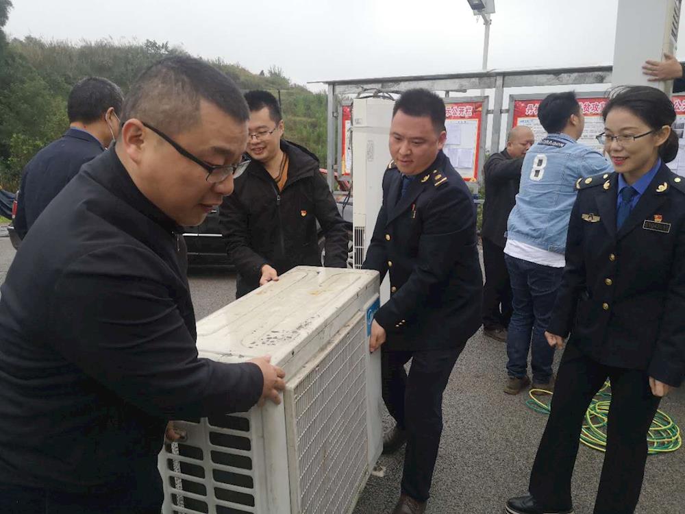 江阳区综合行政执法局开展“三走访三到位”扶贫慰问活动